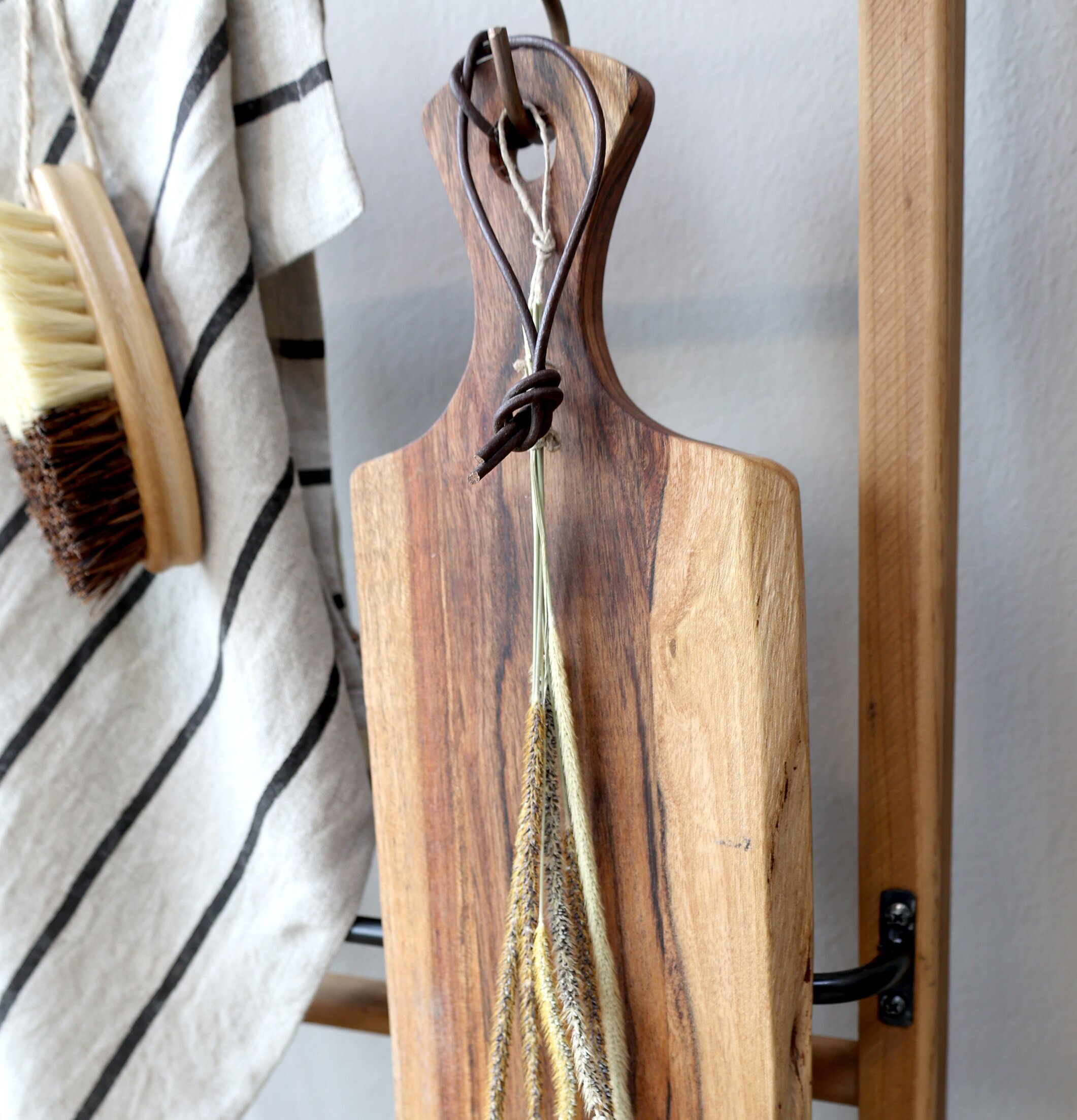 Bild av elegant tapasbräda i akaciaträ med detaljer