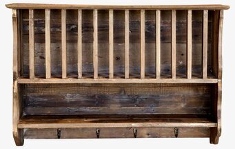 Bild av rustik tallrikshylla i naturligt trä