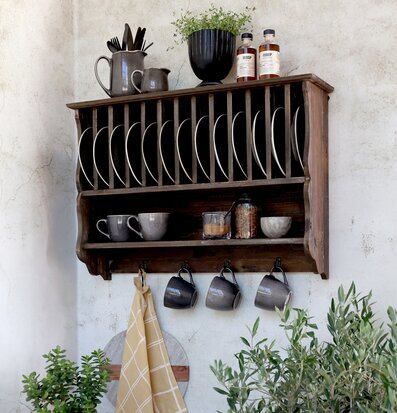 Bild av rustik tallrikshylla i naturlig köksmiljö