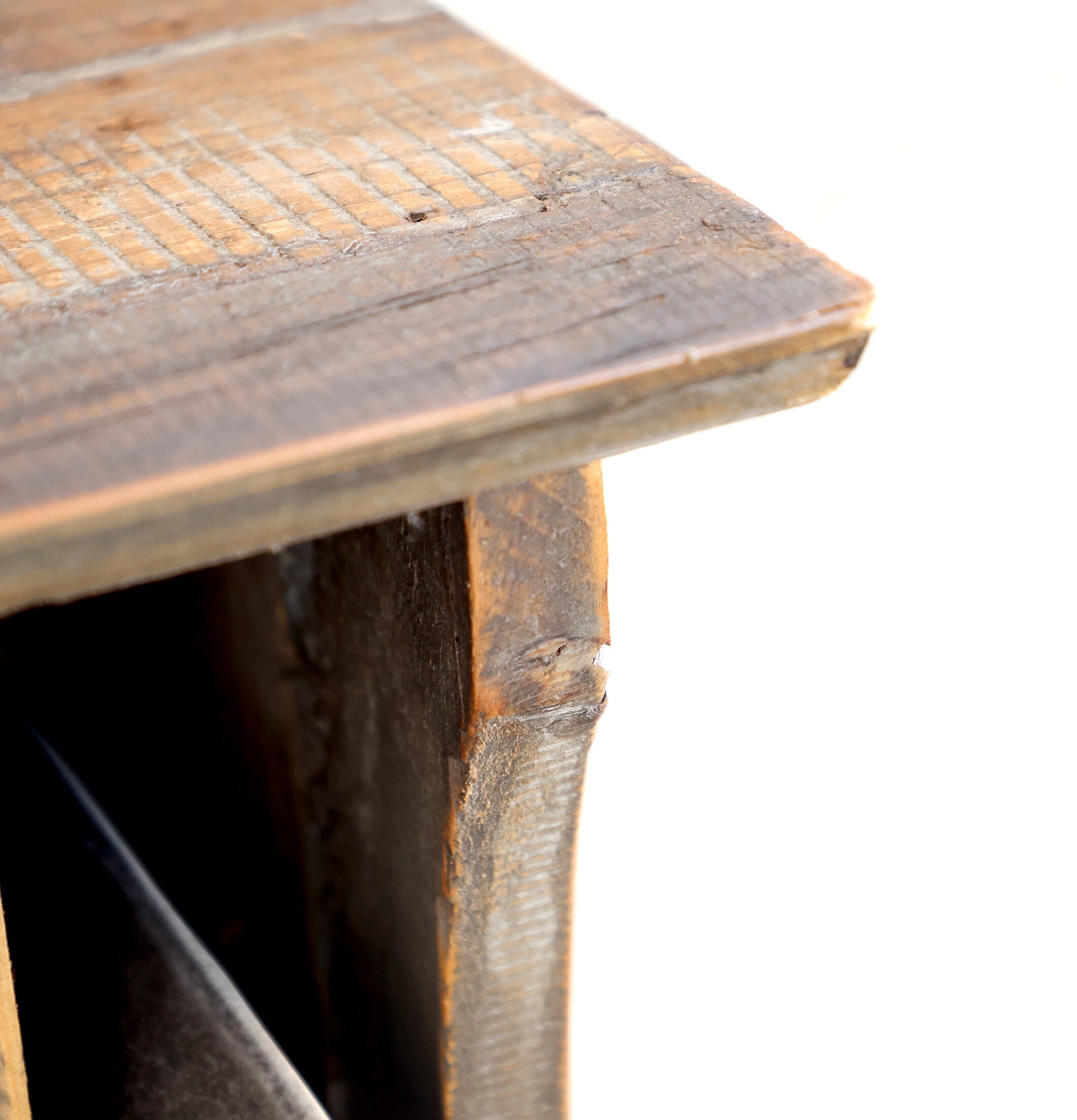 Foto av rustik tallrikshylla med naturlig trätextur