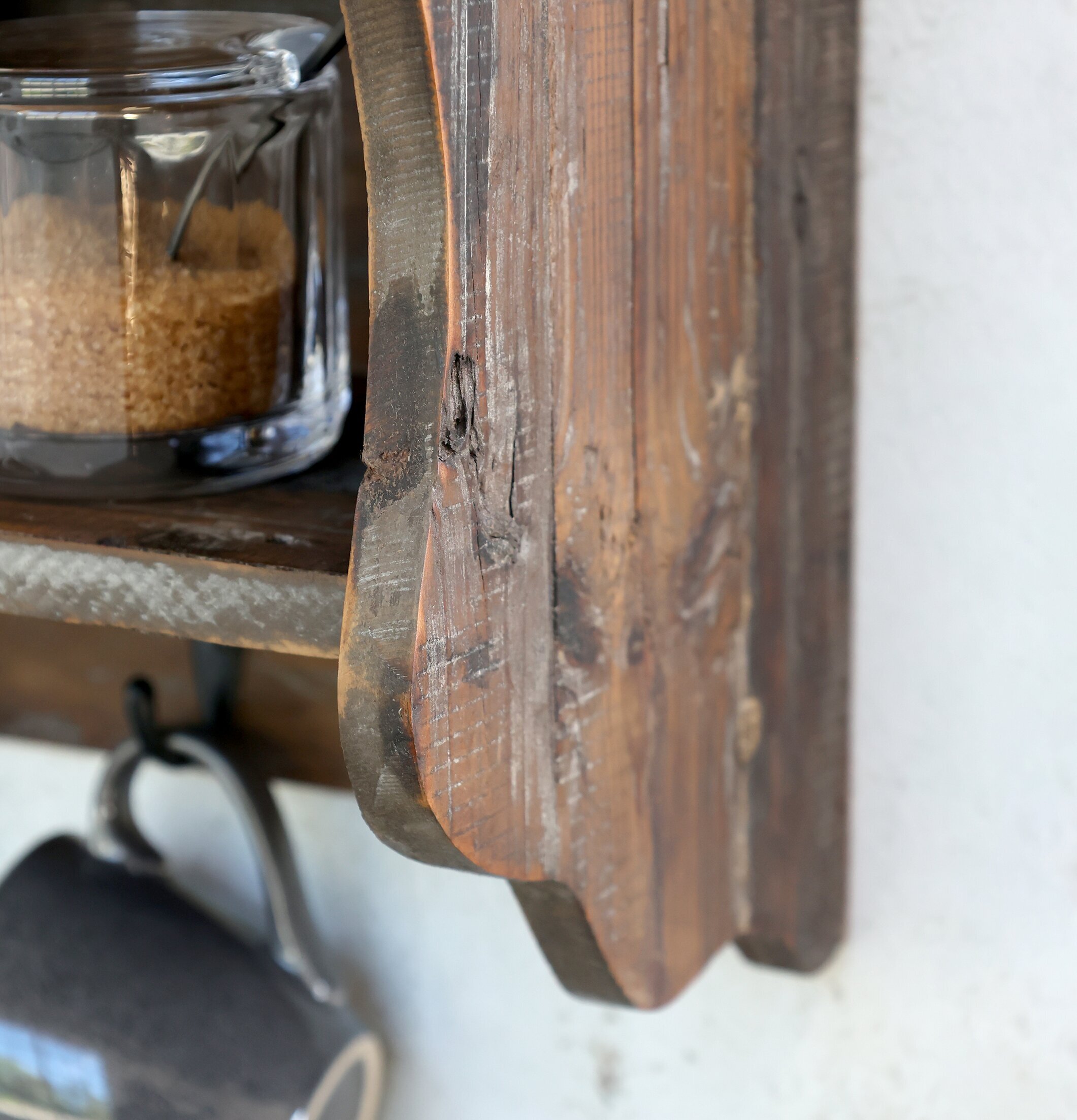 Foto av rustik tallrikshylla med naturlig träfinish