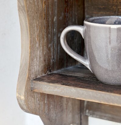 Bild av rustik hylla med keramikmugg i naturlig stil