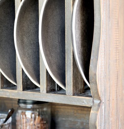 Bild av rustik tallrikshylla i trä med glasburkar