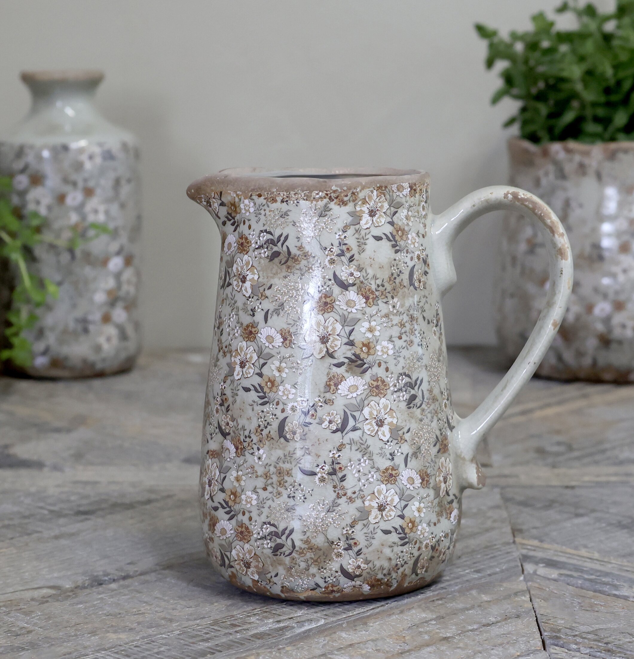 Kanna Evry Verte från Chic Antique med blommönster och antik finish