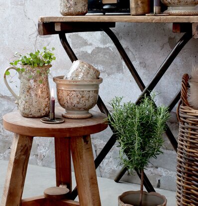 Bild av rustik interiör med träpall och keramikdetaljer