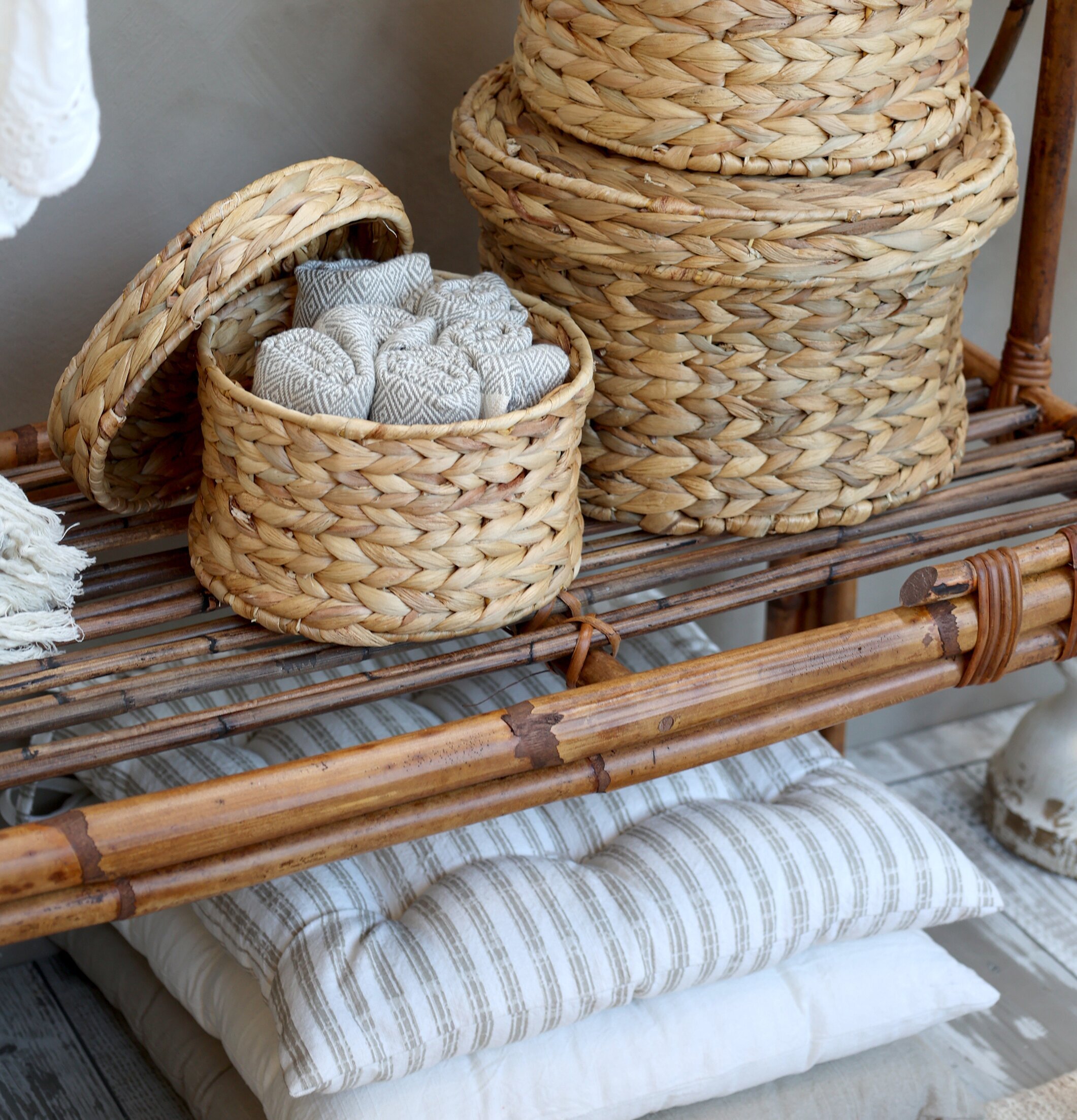 Stolsdyna Randig Linne från Chic Antique på bambuhylla