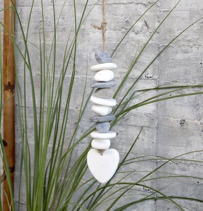 Foto av hängande dekoration med hjärtmotiv och stenar