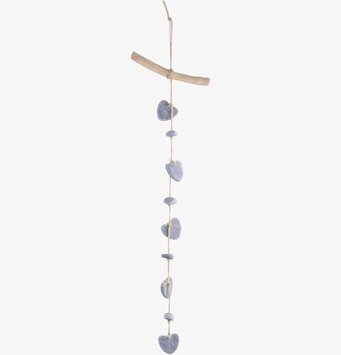 Foto av hängande dekoration med hjärtformade stenar