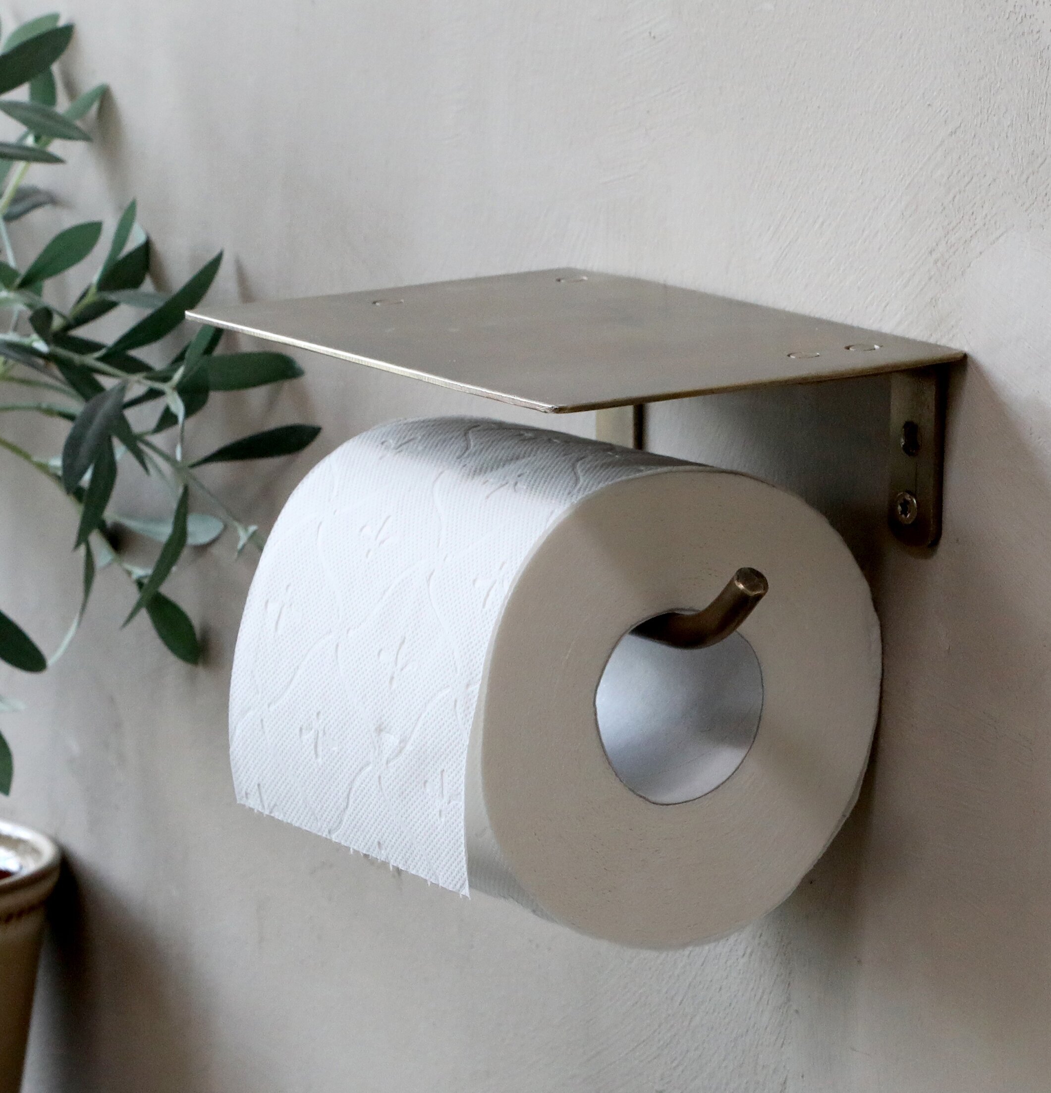 Toalettpappershållare Mässing från Chic Antique på vägg