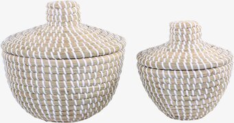 Bild av två flätade korgar med lock i naturmaterial