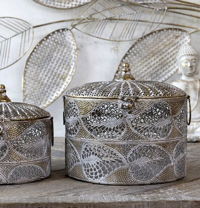 Bild av antika metallboxar med detaljerad design