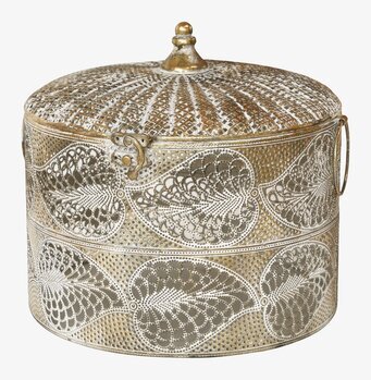 Bild av antik mässingsbox med intrikata detaljer