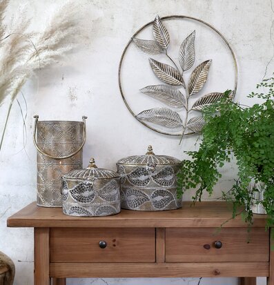 Bild av rustik inredning med antika mässingsdetaljer