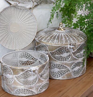 Bild av antik mässingsbox med detaljerade utskärningar