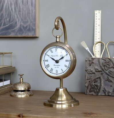 Bild av elegant och harmonisk inredning i mässing