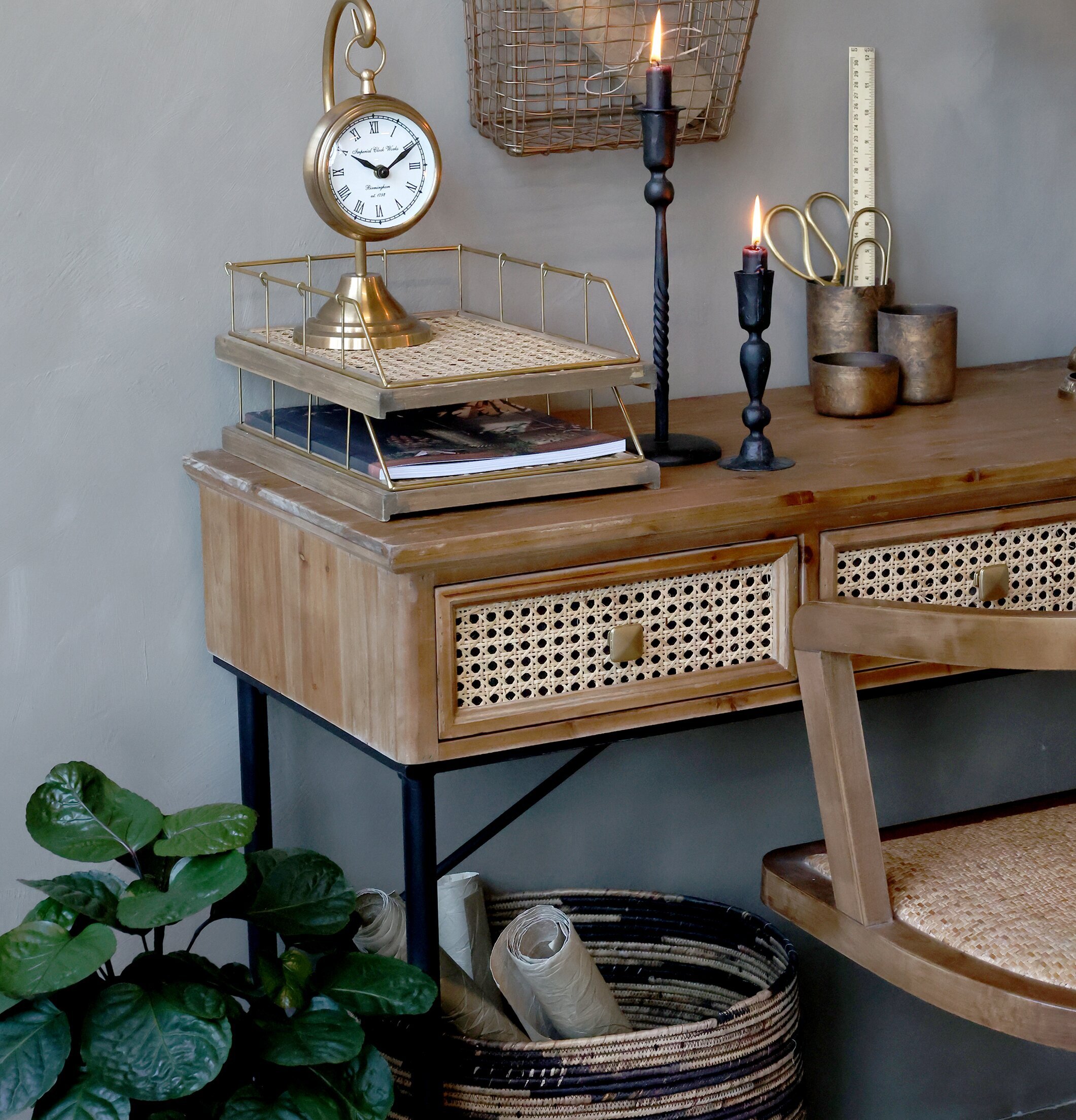 Klocka På Fot Mässing från Chic Antique på rustikt skrivbord