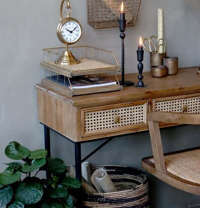 Foto av elegant och tidlös inredning i hemtrevlig miljö