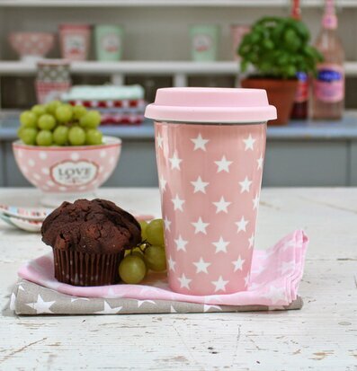 Bild av harmoniskt kök med stilren rosa termosmugg