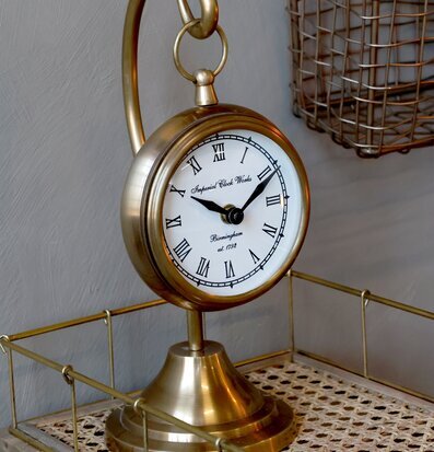 Bild av tidlös klocka med mässingsfinish och stil