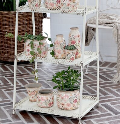 Bild av stilfullt hem med vintage hylla och krukor