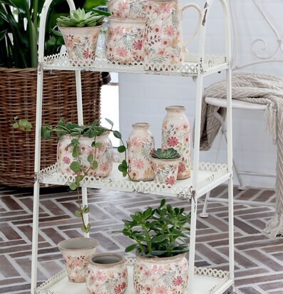 Bild av elegant hyllenhet med vintage och rustik känsla