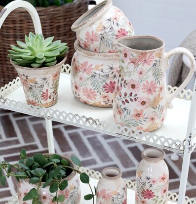 Bild av lantligt stilleben med keramik och blommor