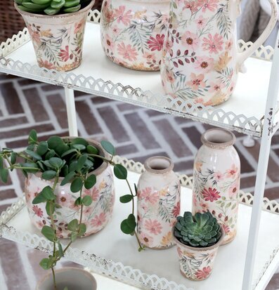 Bild av eleganta krukor och vaser på vintagehylla