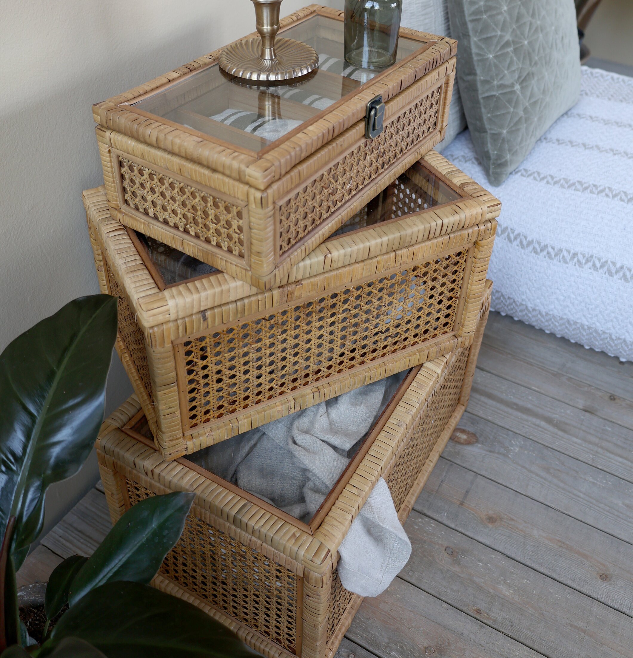 Bild av eleganta förvaringslådor i flätad rotting