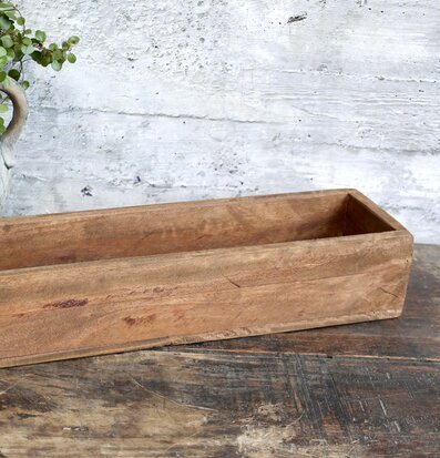 Bild av rustik trälåda med naturlig finish och växt