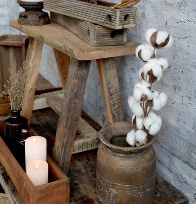 Bild av rustik inredning med trälåda och stearinljus