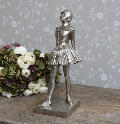 Bild av elegant balettskulptur i klassisk inredning