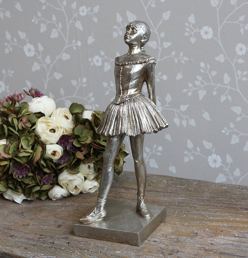 Ballerina Toulon från Chic Antique på ett slitet träbord