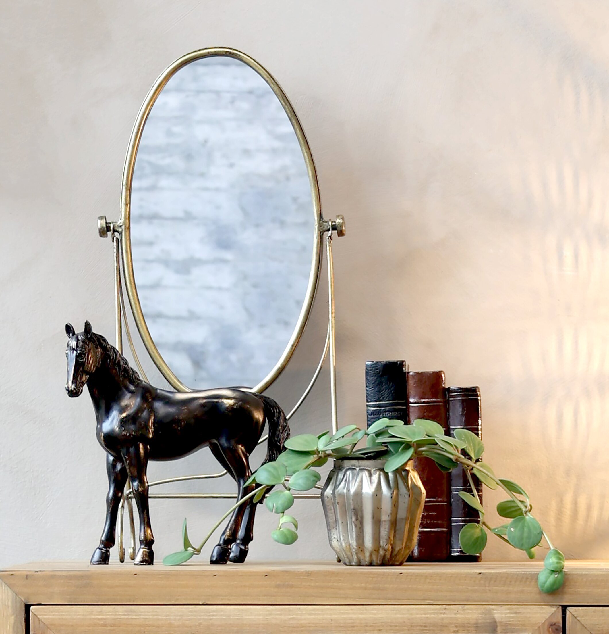 Böcker Dekoration Antikbrun från Chic Antique på träkommod