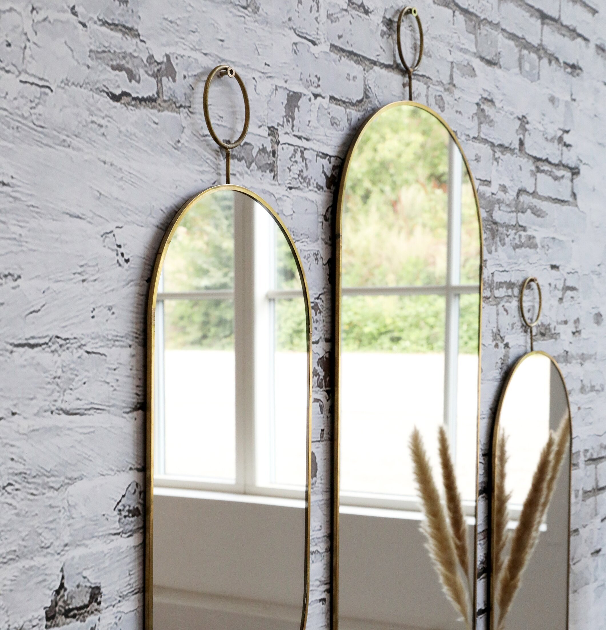 Spegel Antik Mässing Liten från Chic Antique på vit tegelvägg