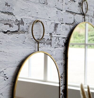 Bild av elegant spegel i industriell inredning