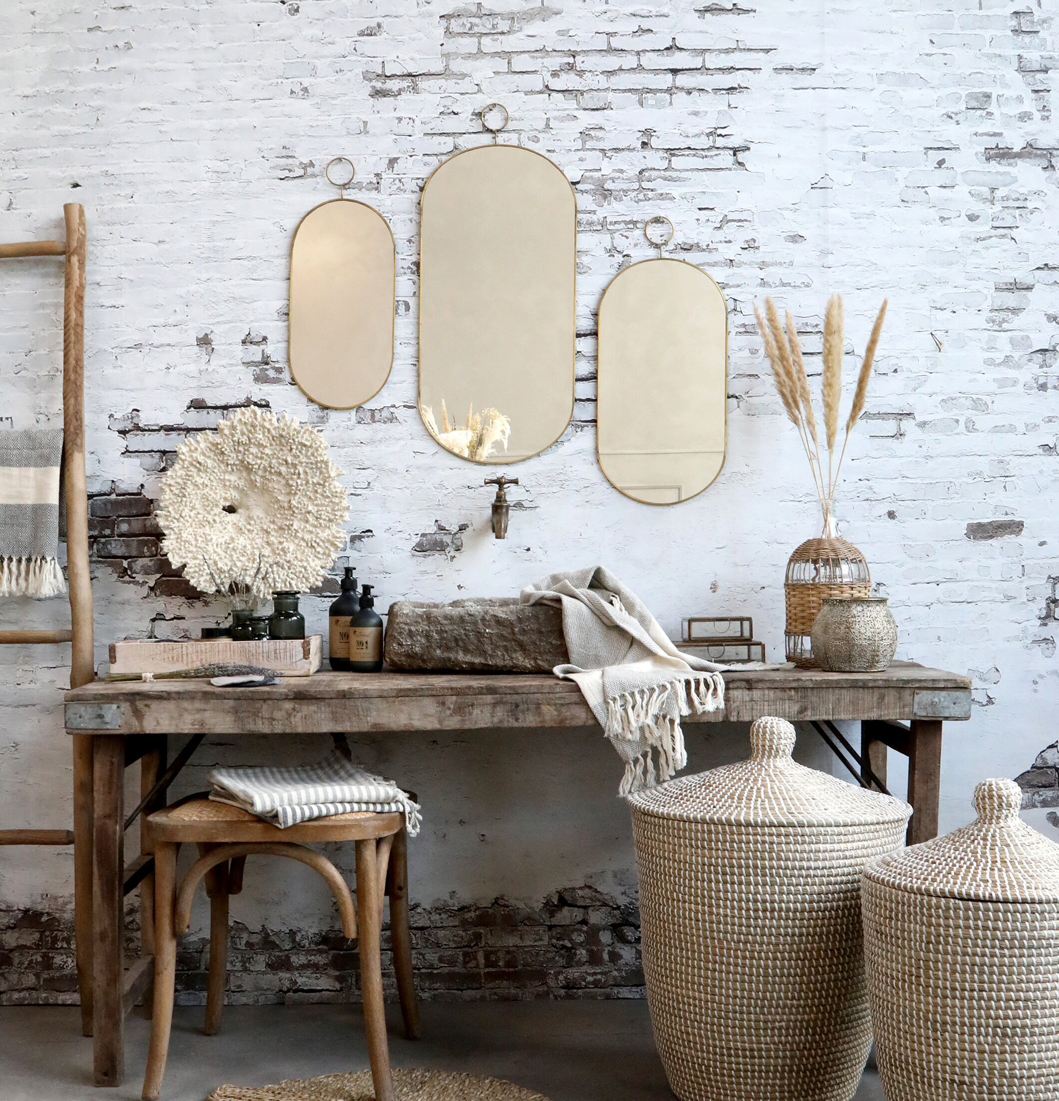 Spegel Antik Mässing Liten från Chic Antique på vit tegelvägg