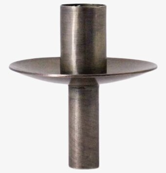 Foto av elegant ljushållare i antik mässingsdesign