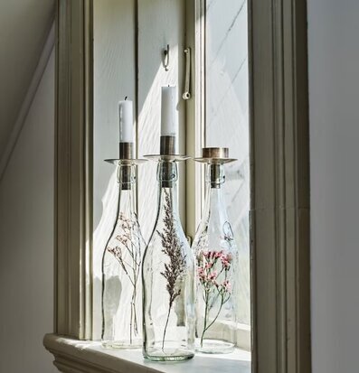 Foto av elegant fönsterarrangemang med ljushållare