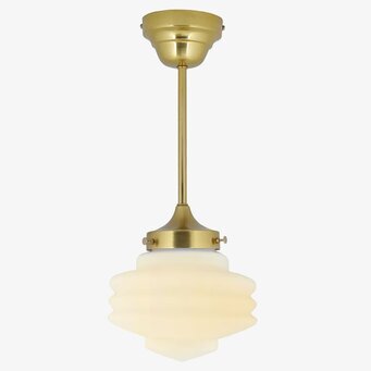 Bild av stilren taklampa med opalglas och mässing