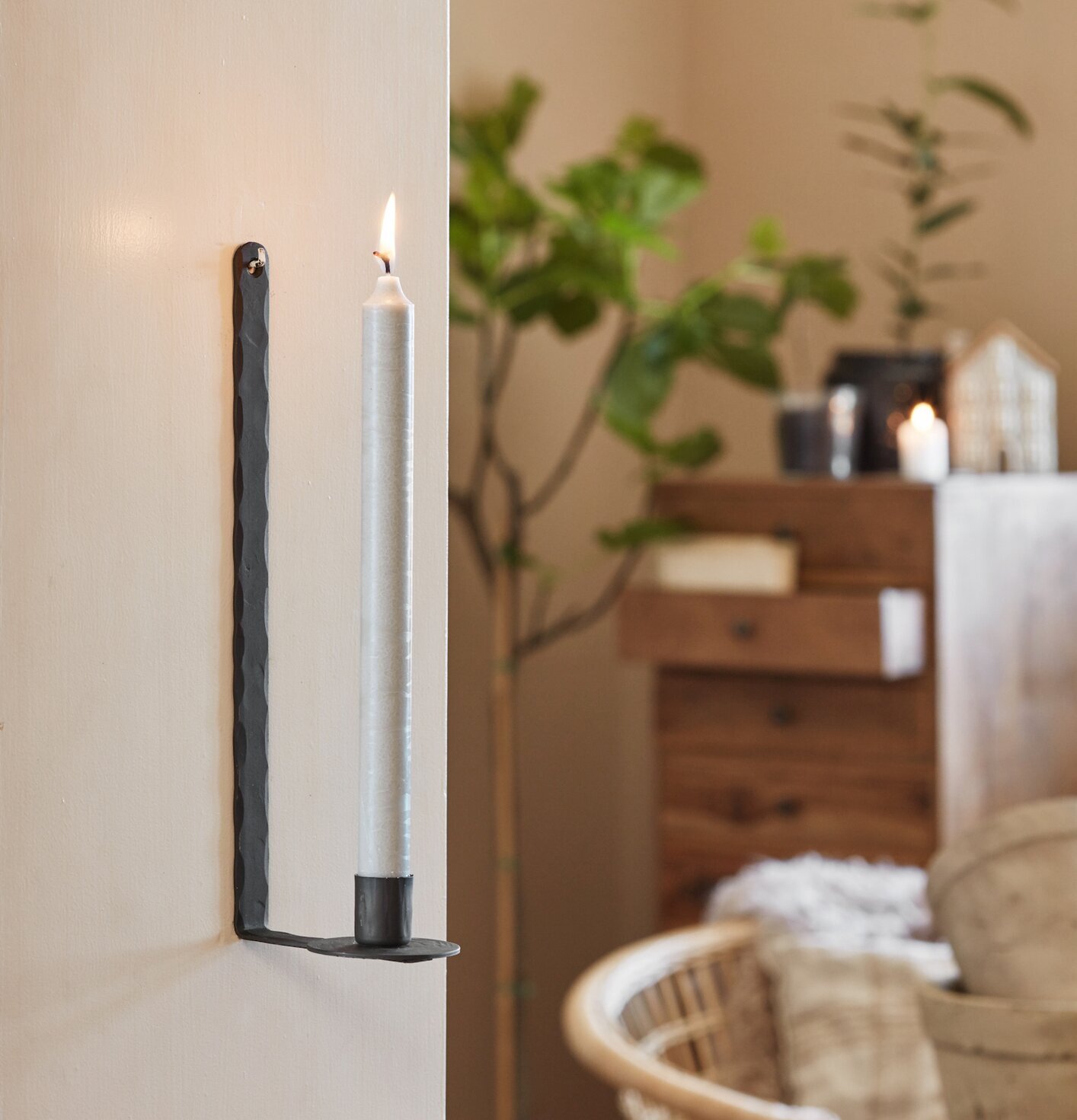 Väggljusstake Smide Svart från IB Laursen i hemtrevlig miljö