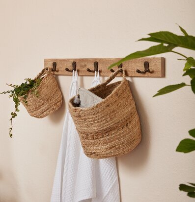 Bild av stilfull klädhängare med naturlig design