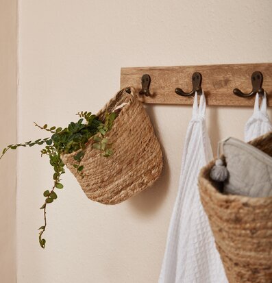 Bild av stilren klädhängare med fem metallkrokar