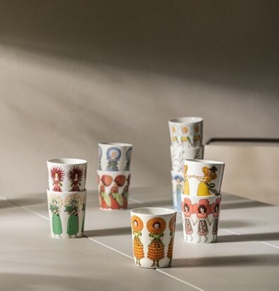 Bild av sex porslinsmuggar med unika illustrationer