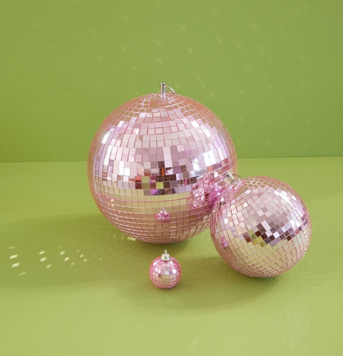 Discokula Ljusrosa Large från Rice mot grön bakgrund