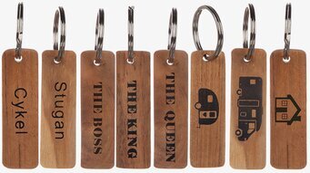 Foto av rustika tränyckelringar med motiv och text