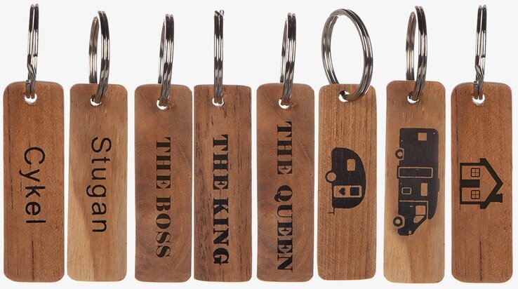 Nyckelring Trä Brun från Different Design med ingraverad text