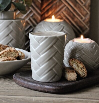 Bild av inbjudande dukning med elegant mugg och ljus