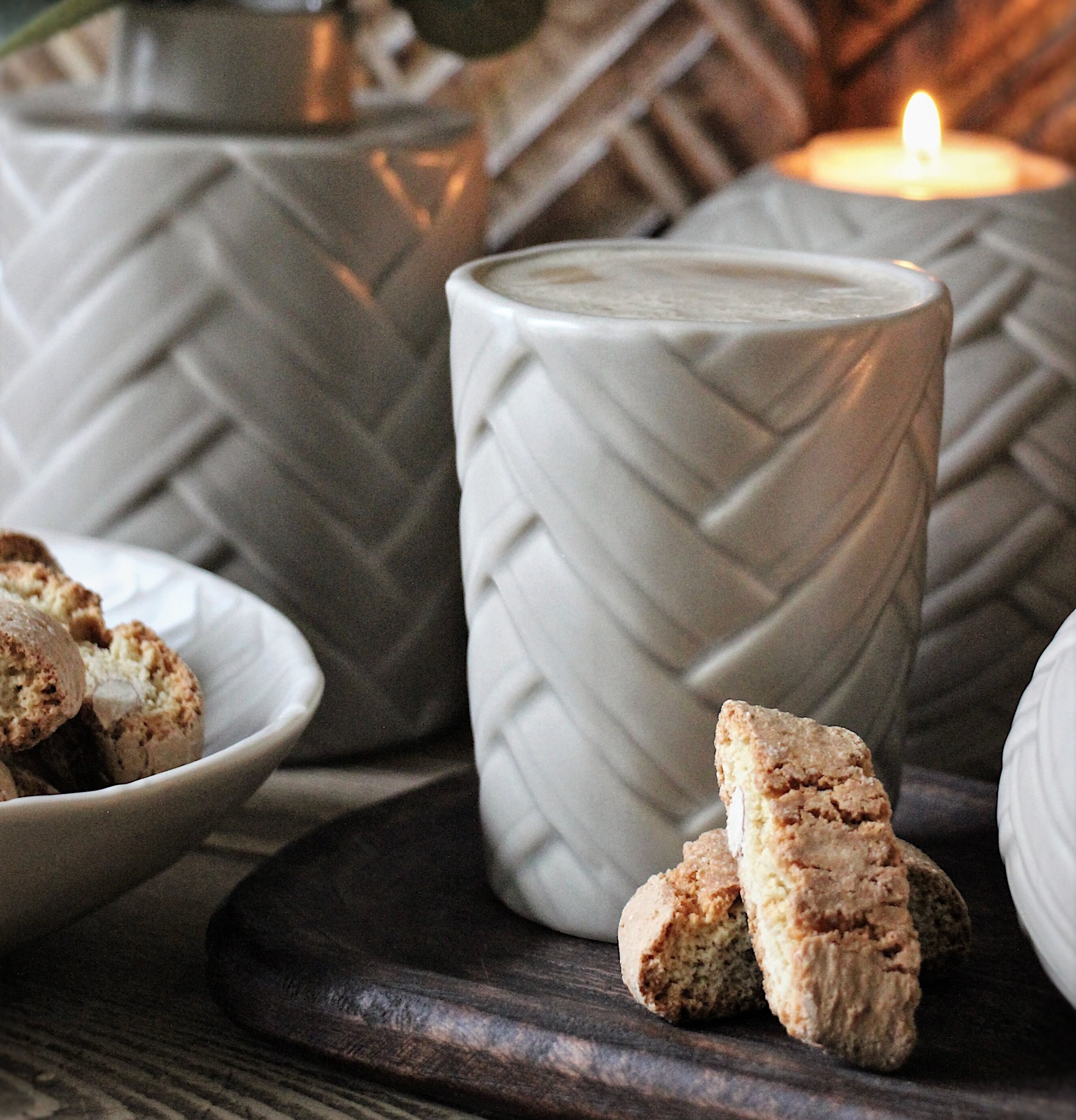 Mugg Herringbone från Majas Cottage på träplatta med biscotti