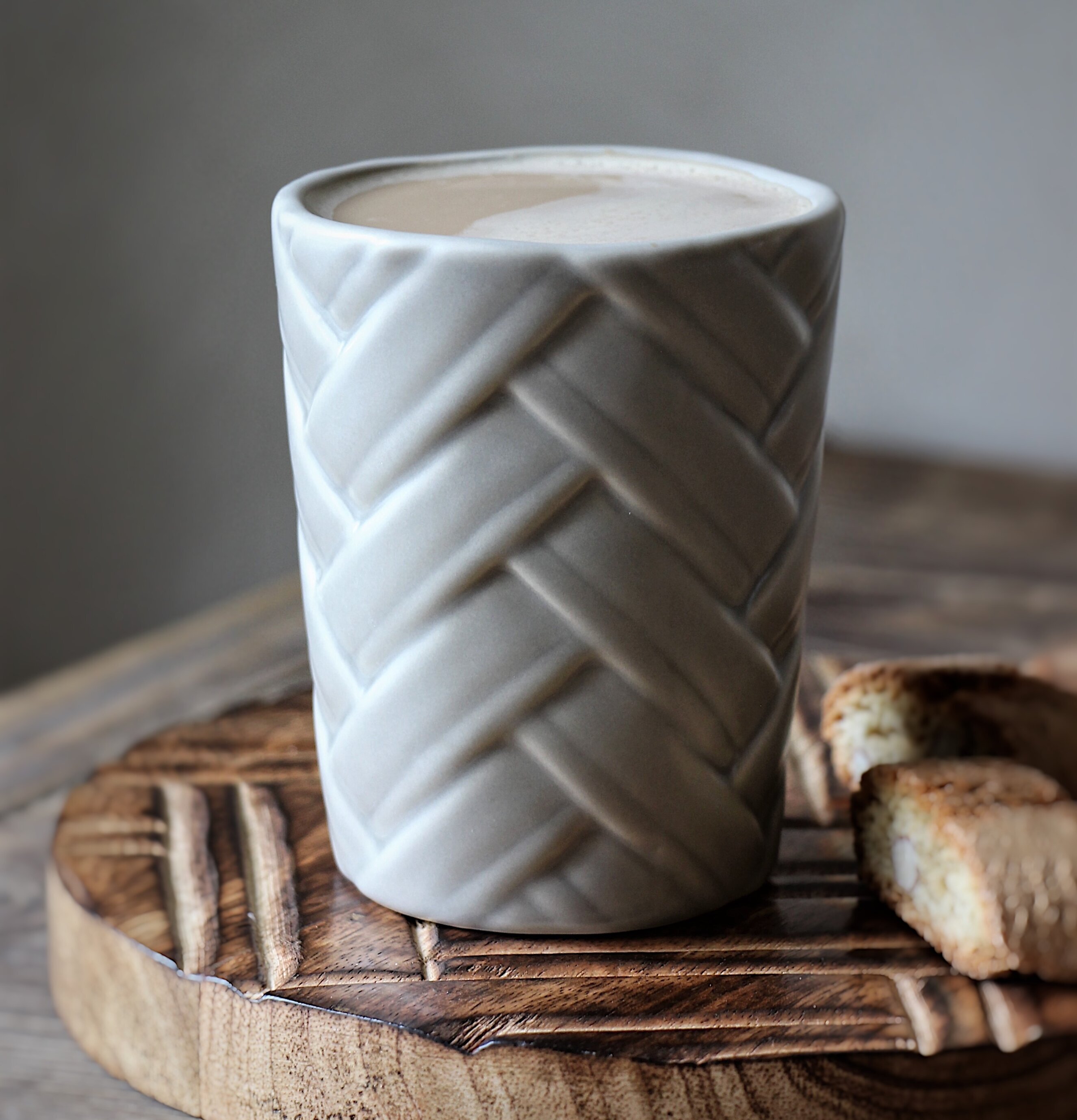 Mugg Herringbone från Majas Cottage med fiskbensmönster