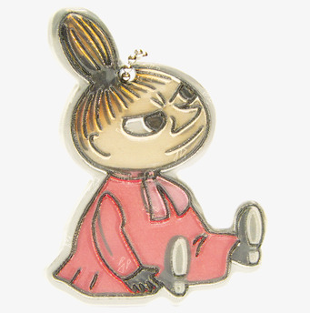 Bild av reflex med Lilla My motiv i röd klänning